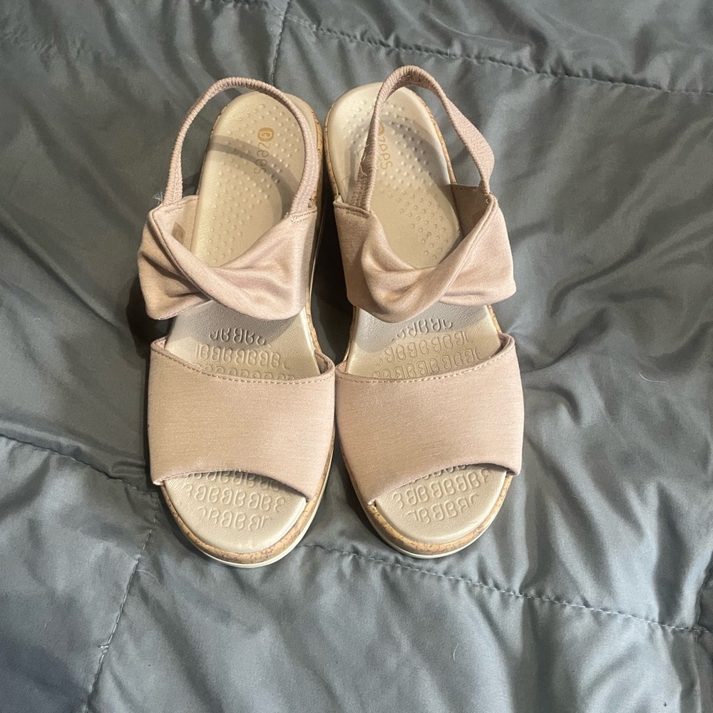 B Zees wedge  Beige Sandals